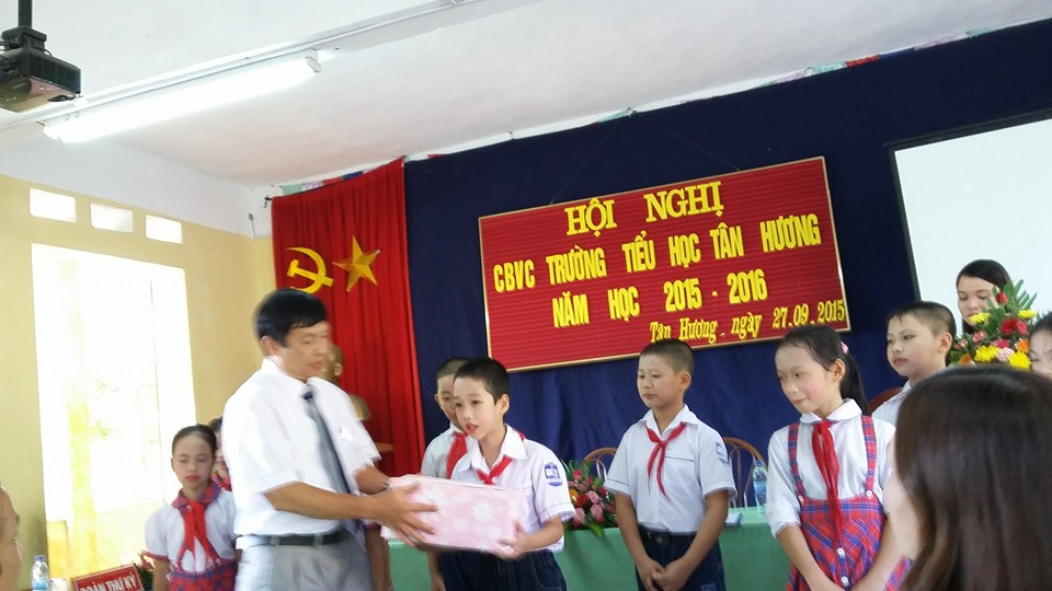 Thầy Hà Gia Tưởng - Hiệu trưởng nhà trường tặng quà cho các em